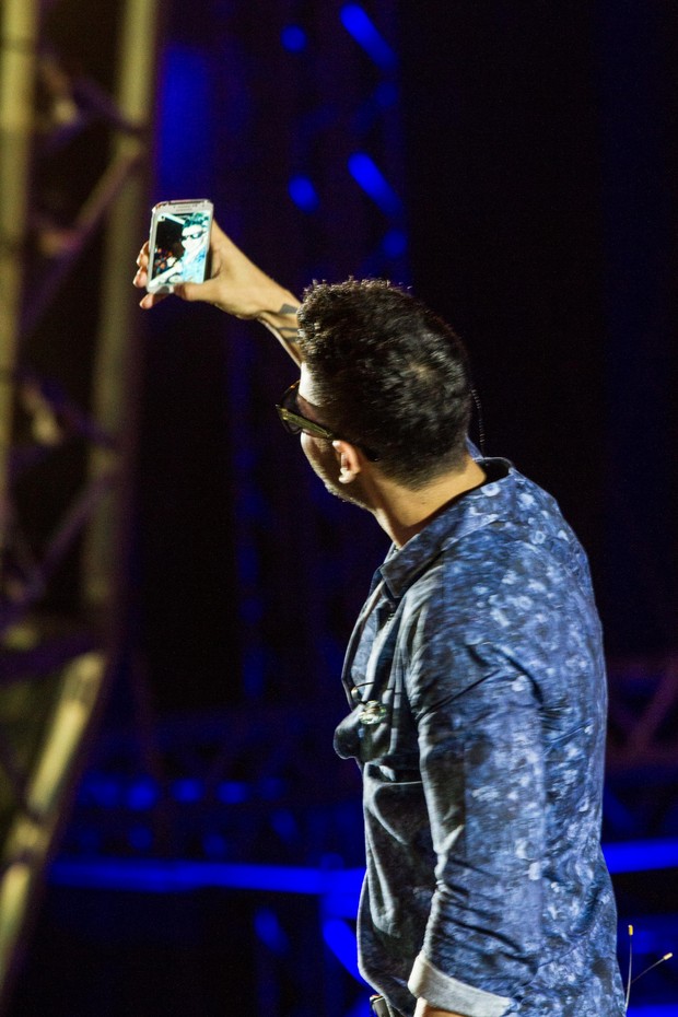 Gusttavo Lima faz selfie no palco (Foto: Marcelo Brammer/Ag News)