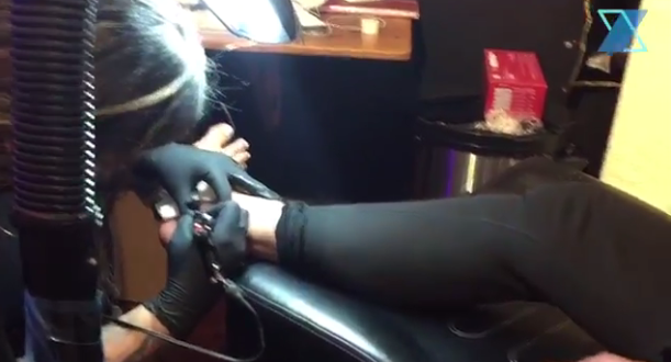 Xuxa faz tatuagem em Nova York (Foto: Reprodução/Youtube)