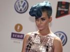 Katy Perry aparece com 'topete' no cabelo em premiação em Berlim