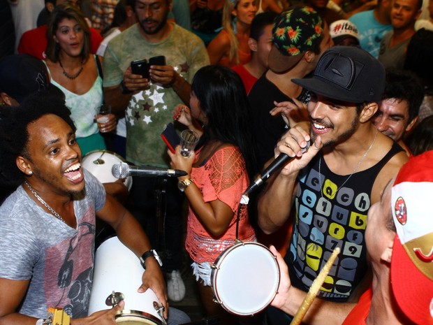 Caio Castro canta com grupo de pagode em bar na Zona Oeste do Rio (Foto: Raphael Mesquita/ Divulgação)