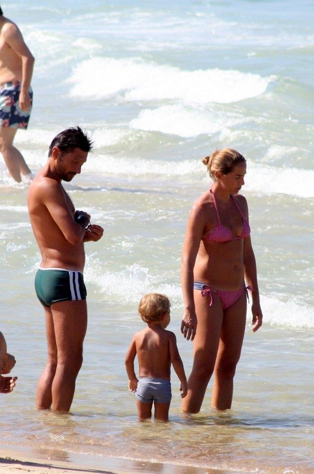 Ex-jogador Leonardo com a família na praia (Foto: JC Pereira / AgNews)