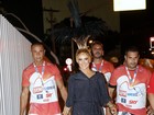 Claudia Leitte distribui sorrisos ao chegar ao sambódromo do Rio