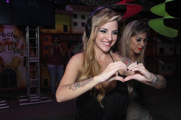 Clara faz coração para os fãs (Foto: Eduardo Souza / Flash2Rec / Divulgação)