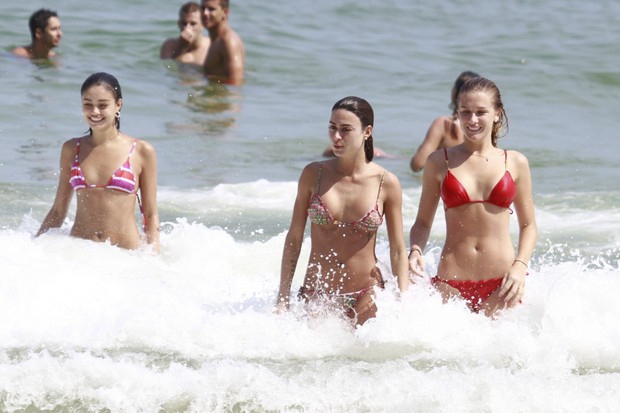 Sophie Charlotte, Thaila Ayala e Fiorella Mattheis na praia da Barra (Foto: Dilson Silva / Agnews)