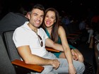 Claudia Raia e o namorado conferem musical em São Paulo