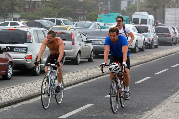  Rafael Cardoso,Igor Rickli e Rafael Losso andam de bike na orla da praia (Foto: Dilson Silva/ Ag. News)