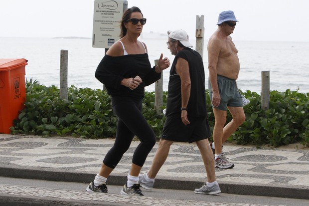 Luiza Brunet caminhando na orla (Foto: Gil Rodrigues/ FotoRio News)