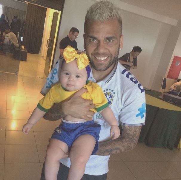 Daniel Alves e filha de Solange Almeida  (Foto: Instagram / Reprodução)