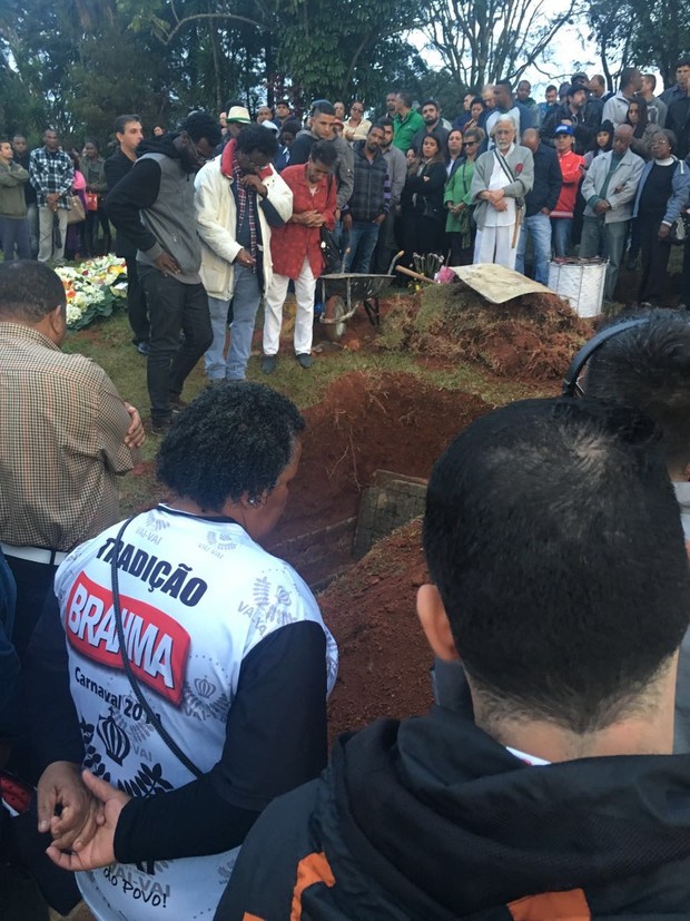 Mário Sérgio, do Fundo de Quintal, é enterrado (Foto: Marília Neves/EGO)