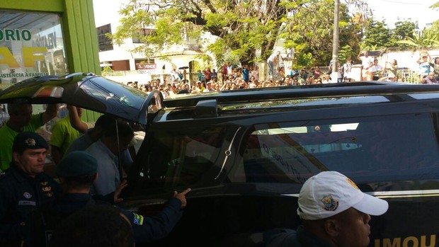 Carro com corpo de Domingos Montagner deixa funerária (Foto: ASCom da SSP de Sergipe/ AgNews     )