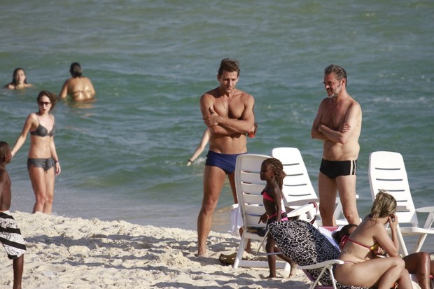 Henri Castelli na praia (Foto: Dilson Silva/ Ag. News)
