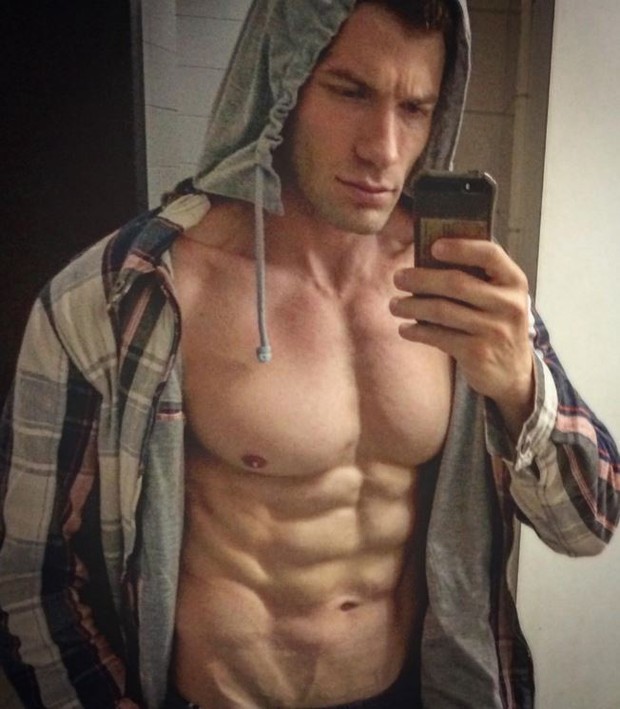 Ex-BBB Roni Mazon: orgulhoso de seus músculos (Foto: Reprodução/Instagram)