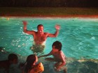 Diretor Jayme Monjardim comemora ano novo dentro da piscina