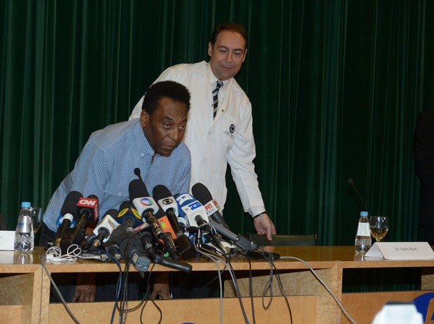 Pelé recebe alta hospitalar (Foto: Francisco Cepeda/AGNews)