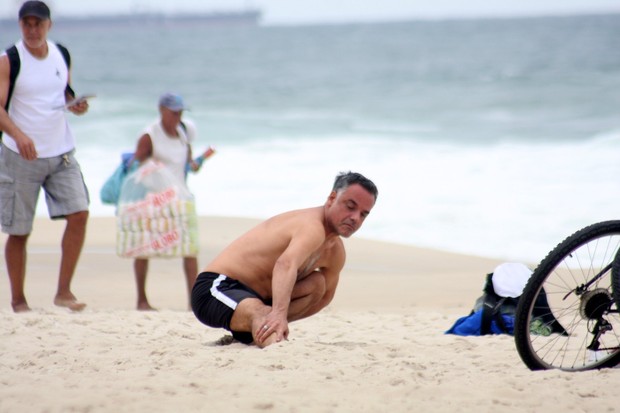 Ângelo Antônio se alongando na praia (Foto: JC Pereira/Foto Rio News)