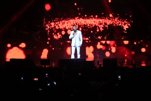 Belo no palco do primeiro show da sua nova turnê Mistério, em São Paulo (Foto: Paduardo/Ag News)