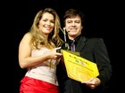 De aparelho nos dentes, ex-BBB Fani participa de premiação no Rio