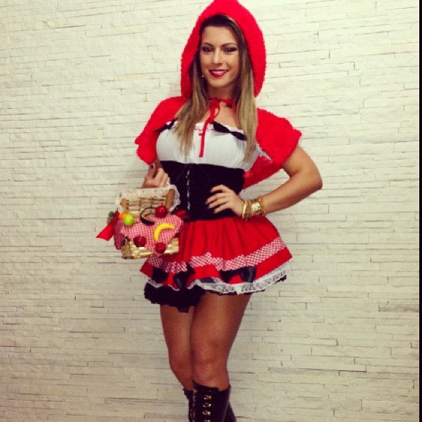 Babi Rossi se veste de Chapeuzinho Vermelho para festa à fantasia (Foto: Reprodução/ Instagram)