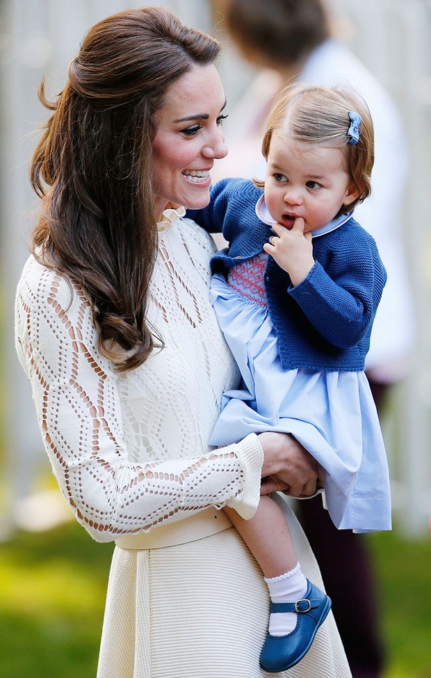 Princesa Charlotte e príncipe George estampam cartão de Natal