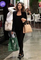 Look do dia: Mariana Rios usa bolsa de R$ 4,2 mil para passear em shopping