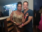 Adriana Bombom curte festa com o namorado no Rio
