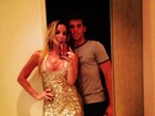  Danielle Winits posa de vestido superdecotado com o namorado