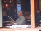 Arnold Schwarzenegger fuma charuto em cafeteria na Zona Sul do Rio