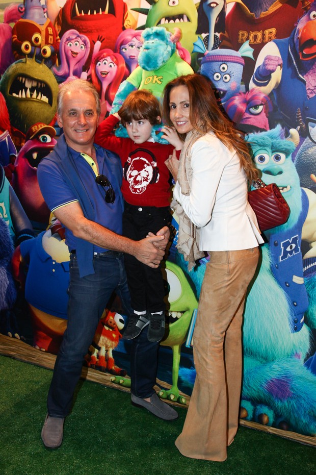 Otavio Mesquita com o filho Pietro e a esposa Melissa Wilman (Foto: Manuela Scarpa/Foto Rio News)