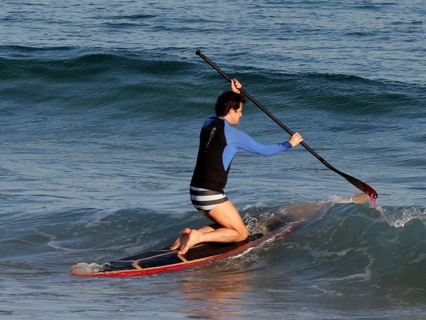 Marcelo Serrado pratica stand up paddle (Foto: André Freitas / AgNews)