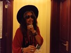 Steven Tyler faz brincadeira com Miley Cyrus em hotel na Finlândia