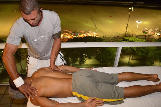 José Aldo faz massagem na varanda, na véspera da luta do UFC 179 (Foto: Rodrigo Mesquita/ Divulgação)