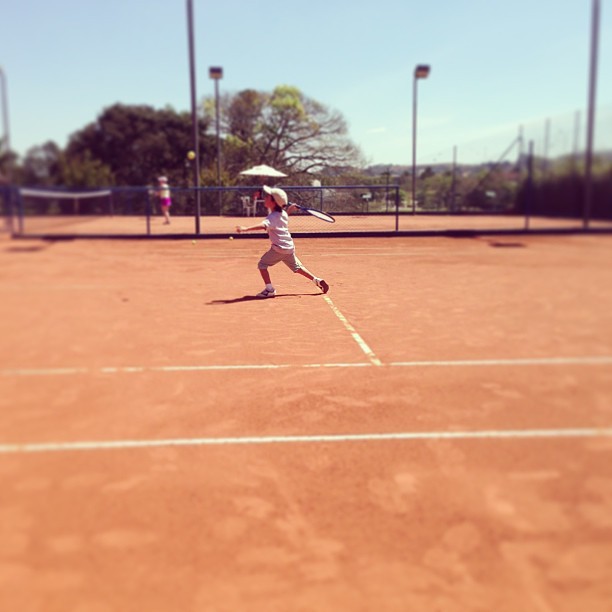 Carol Celico posta foto do filho jogando tênis (Foto: Instagram / Reprodução)