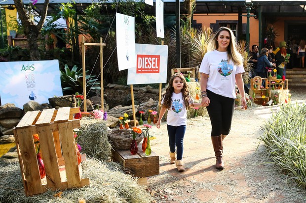 Tânia Mara desfila com a filha (Foto: Manuela Scarpa/Photo Rio News)