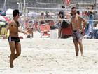 Rodrigo Hilbert joga vôlei e leva gêmeos a praia no Rio