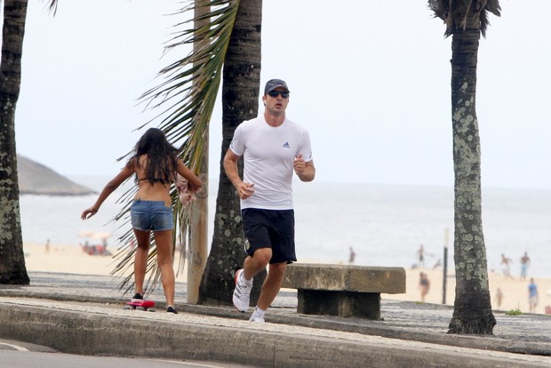 Cássio Reis correndo na praia (Foto: Gil Rodrigues/PhotoRio News)