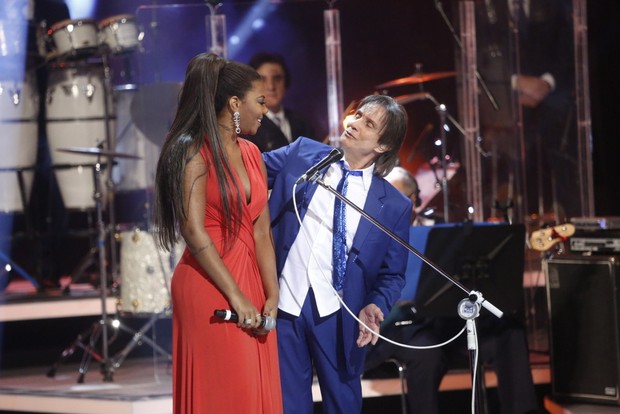 Ludmilla ganha carinho de Roberto Carlos em gravação (Foto: Francisco Silva/AgNews)