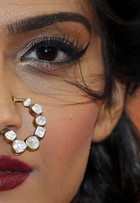 Atriz chama a atenção no Festival de Cannes com maxibrinco no nariz