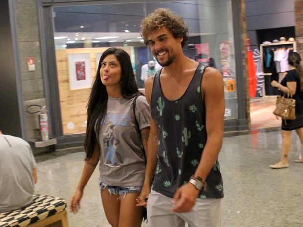 Aline Riscado e Felipe Roque em shopping na Zona Oeste do Rio (Foto: J. Humberto/ Ag. News)