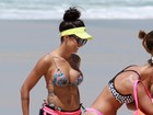Aline Riscado curte dia de sol com as amigas em praia do Rio