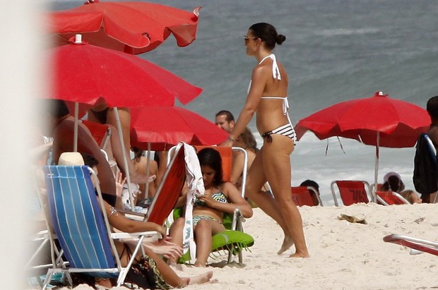 Milla Christie na praia da Barra (Foto: Marcos Ferreira / Foto Rio News)