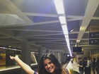 Giulia Costa anda de metrô e posta foto com a barriguinha de fora