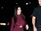 Kim Kardashian usa vestido com recorte estratégico para jantar