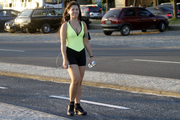 Andressa, ex-BBB, caminhando na orla da Barra da Tijuca, RJ (Foto: Marcos Ferreira / FotoRioNews)