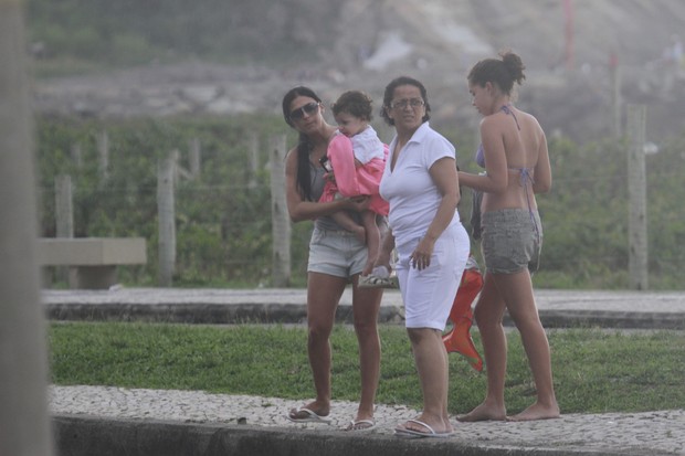 Marcelo Antony deixa a praia da Barra da Tijuca com sua familia  (Foto: Dilson Silva / Agnews)