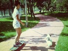 Giovanna Lancellotti aproveita passeio na companhia de seu cão