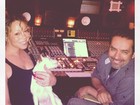 Mariah Carey grava música e faz piada sobre suas manias 