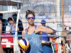 Sorridente, Fernanda Lima curte praia em dia de sol quente e faz alegria de fãs