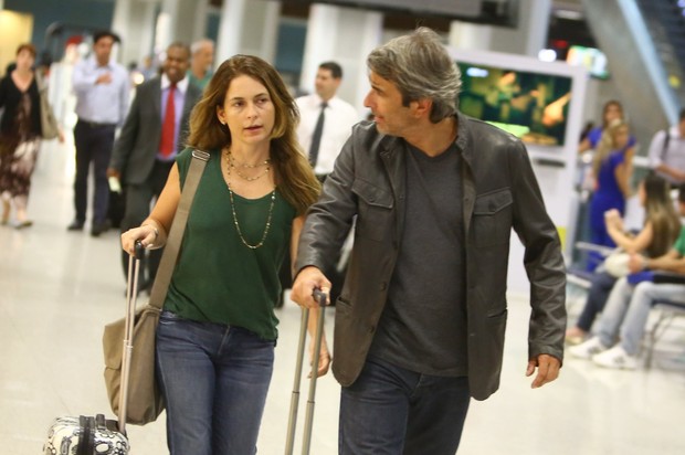 Cláudia Abreu e o marido embarcam no aeroporto Santos Dumont (Foto: Marcellos Sá Barreto/ Ag.News)