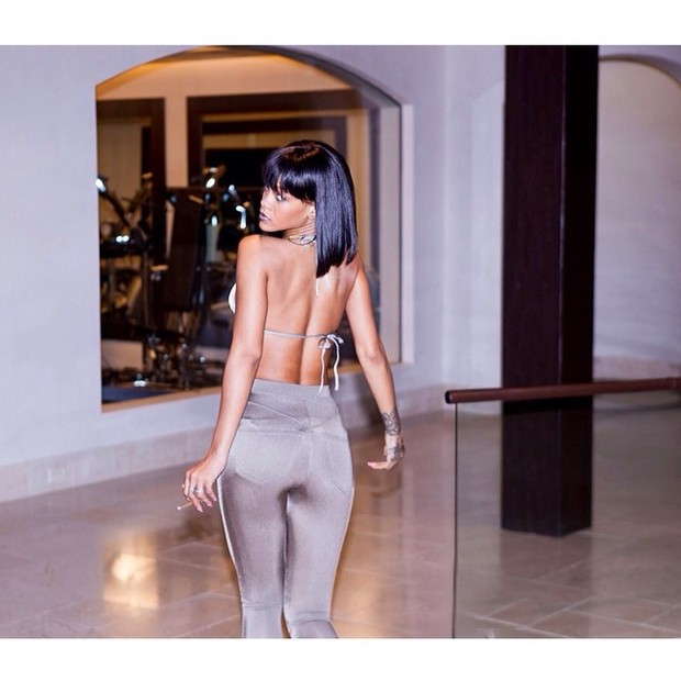 Rihanna mostra o bumbum delineado com calça justa (Foto: Instagram)