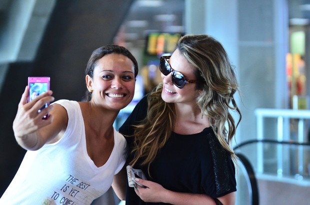 Fernanda Souza faz selfie com fã em aeroporto (Foto: William Oda / AgNews)